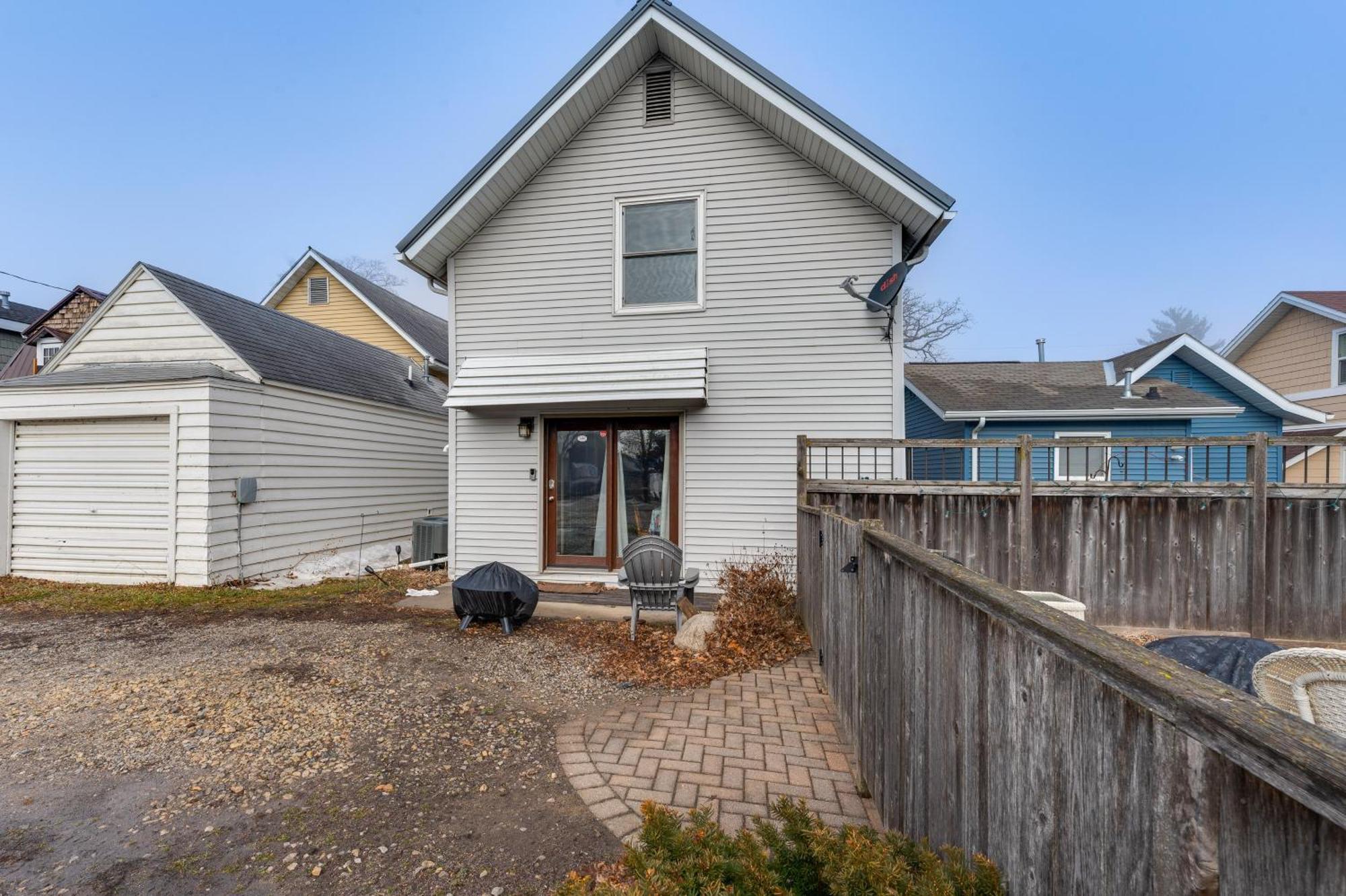 Cozy Clear Lake Home - Walk To Town And Boat Dock! Exterior photo