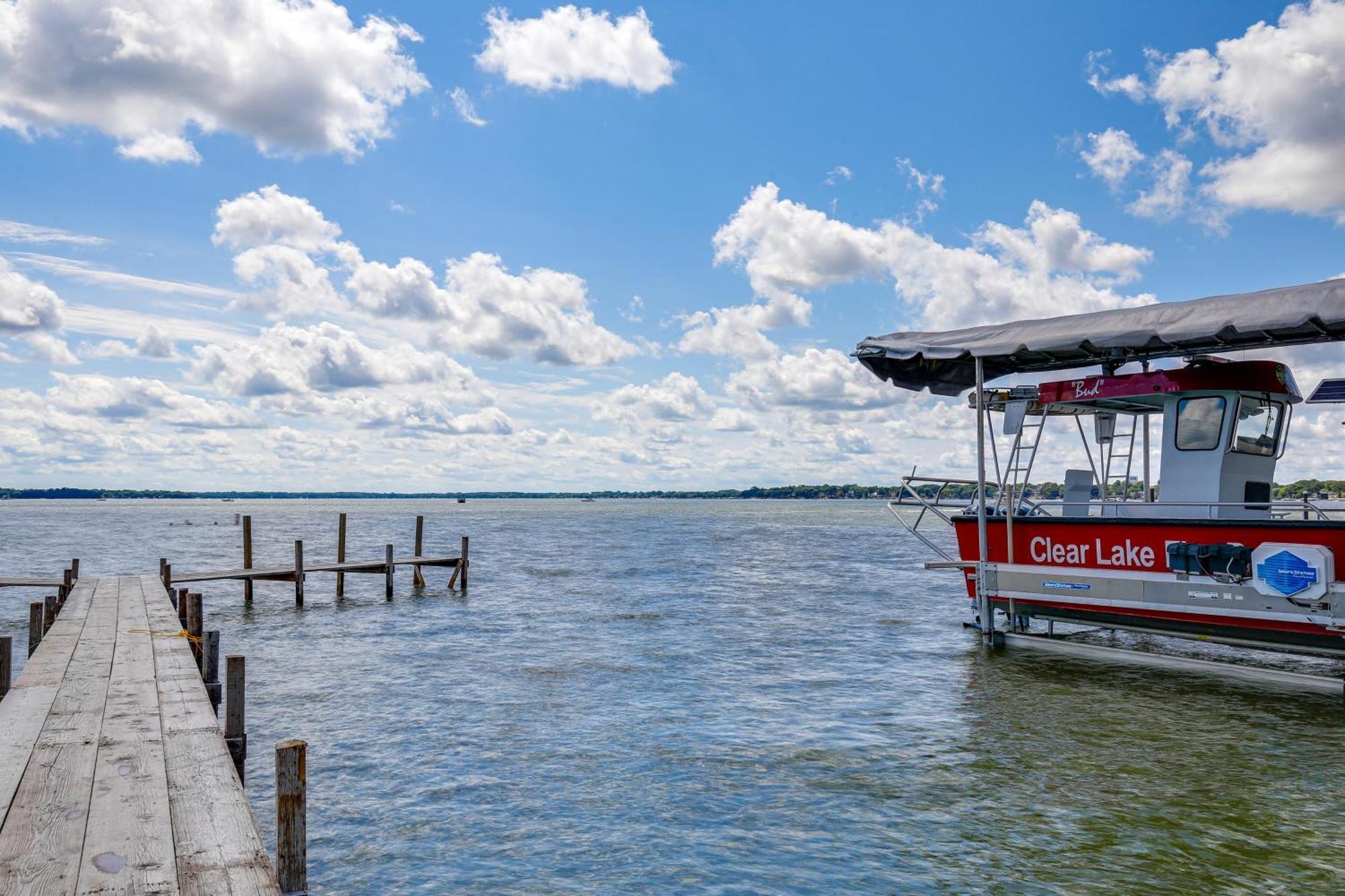 Cozy Clear Lake Home - Walk To Town And Boat Dock! Exterior photo